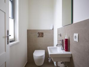 Koupelna v ubytování Reetland am Meer - Premium Reetdachvilla mit 3 Schlafzimmern, Sauna und Kamin E18 + 8 fotografií