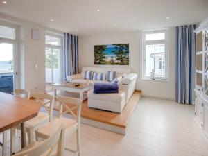 a living room with a couch and a table at Strandvillen Binz - Ferienwohnung mit Meerblick, 2 Schlafzimmern und Balkon SV-008 in Binz