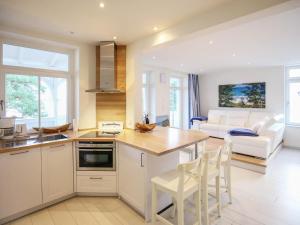 a kitchen and living room with a table and chairs at Strandvillen Binz - Ferienwohnung mit Meerblick, 2 Schlafzimmern und Balkon SV-008 in Binz