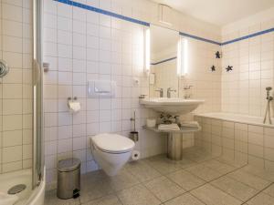 a bathroom with a toilet and a sink at Kaiservillen Heringsdorf - Ferienwohnung mit 2 Schlafzimmern und Balkon D222 in Heringsdorf