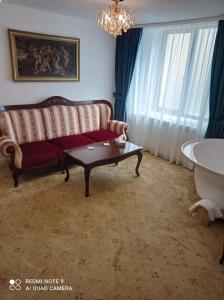 a living room with a couch and a coffee table at JMR Royal in Constanţa