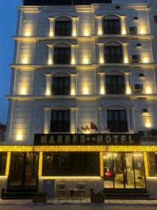 un gran edificio blanco con luces delante en Marbes HOTEL, en Kırklareli