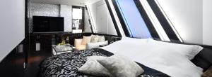 1 dormitorio con 1 cama y TV. en HOTEL W-PARTY-W GROUP HOTELS and RESORTS-, en Kawaguchi