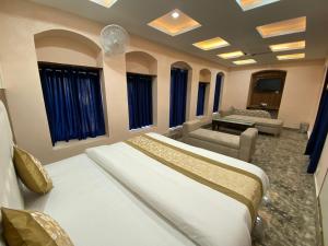 una camera con un grande letto e un soggiorno di The Reverent Ganga a Haridwār