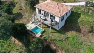 una vista aérea de una casa con piscina en Corse et Zen VILLA SUR LES BOIS 85m2 5à7 pers, en Taglio-Isolaccio