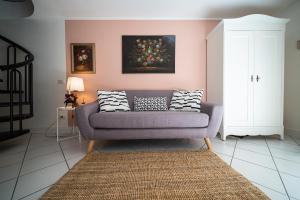 una sala de estar con sofá y una pintura en la pared en Via Marconi B&B, en San Vito al Tagliamento