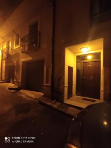 een gebouw met een deur in een straat 's nachts bij Anchida casa vacanze in Enna