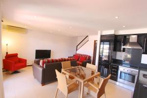 - un salon avec un canapé et une table dans l'établissement Vilar do Jardim 59 - Clever Details, à Vilamoura