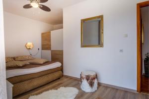 Cama ou camas em um quarto em 2 bedrooms house at Martinscica 50 m away from the beach with furnished garden and wifi
