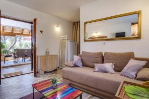 Uma área de estar em 2 bedrooms house at Martinscica 50 m away from the beach with furnished garden and wifi