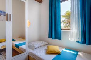 Ένα ή περισσότερα κρεβάτια σε δωμάτιο στο 2 bedrooms house at Martinscica 50 m away from the beach with furnished garden and wifi