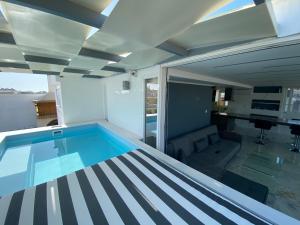 une maison avec une piscine dans une chambre dans l'établissement CityCenter Penthouse mini Private Pool with Hydromassage and Great Town View, à Athènes