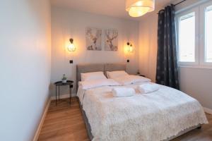 Postel nebo postele na pokoji v ubytování Apartament Skandynawski z balkonem - Dream Apart