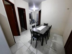 a dining room with a table and chairs in a room at Casa Neto&Lu in Guaramiranga