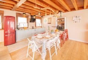 Casa rural Izargi في Mendigorría: مطبخ مع طاولة وكراسي في غرفة