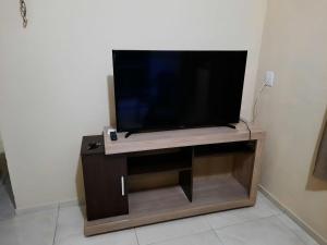 En TV eller et underholdningssystem på Casa Neto&Lu