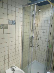uma casa de banho com um chuveiro, um WC e um lavatório. em La mansarda della luna em Pietra Ligure