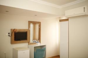 TV a/nebo společenská místnost v ubytování Özhan Hotel