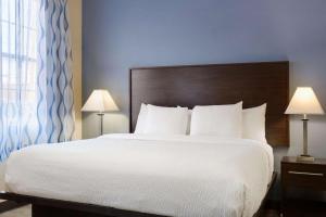 Days Inn & Suites by Wyndham DFW Airport South-Euless
