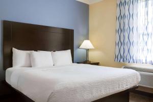 Days Inn & Suites by Wyndham DFW Airport South-Euless