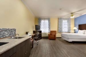 Afbeelding uit fotogalerij van Days Inn & Suites by Wyndham DFW Airport South-Euless in Euless