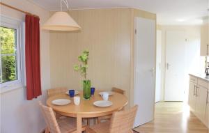 ein Esszimmer mit einem Holztisch und Stühlen in der Unterkunft 2 Bedroom Stunning Home In Tzummarum in Tzummarum