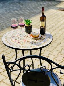 錫吉什瓦拉的住宿－Central Amelie Apartment，一张桌子,配有酒杯和一瓶葡萄酒