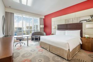 מיטה או מיטות בחדר ב-Crowne Plaza Doha - The Business Park by IHG