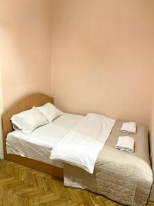- une chambre avec un lit et 2 serviettes dans l'établissement В центрі біля Ратуші вулиця Площа Ринок 11, à Lviv