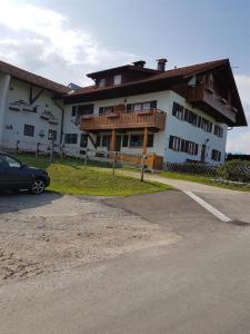 un gran edificio con un coche aparcado delante de él en Haus Echtler en Hopferau