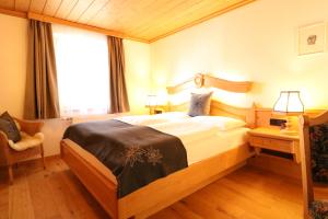 Rúm í herbergi á Hotel Bräu