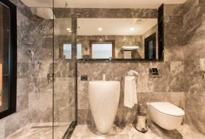 Koupelna v ubytování Zeniva Hotel + 37 fotografií