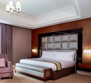 Cama ou camas em um quarto em Crowne Plaza Doha West Bay, an IHG Hotel