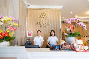 Členové personálu v ubytování Anasia Hotel