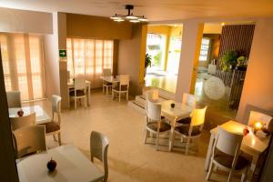 a dining room with tables and chairs in a restaurant at Hotel Prado 34 West in Bucaramanga