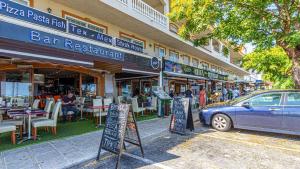 Reštaurácia alebo iné gastronomické zariadenie v ubytovaní Townhouse Mar y Sol