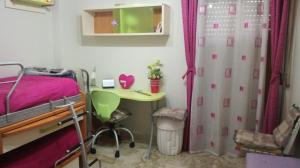 Schlafzimmer mit einem Bett, einem Schreibtisch und einem Tisch in der Unterkunft Case marino in Termini Imerese
