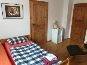 um pequeno quarto com uma cama e uma porta em Ferienwohnung Hanns em Kiel