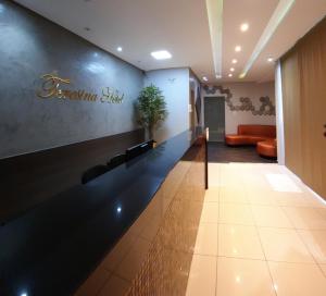 Die Lobby eines Hotels mit einem Schild an der Wand in der Unterkunft TERESINA HOTEL in Teresina + 62 Fotos