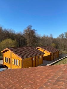 zwei kleine Holzgebäude nebeneinander in der Unterkunft Les Chalets Du Marais in Saint-Pierre-Aigle