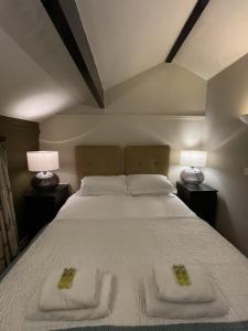 Un pat sau paturi într-o cameră la Queens Arms Litton