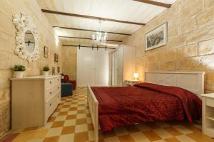 バレッタにあるSant'Elmo House Vallettaのベッドルーム1室(大型ベッド1台付)