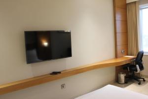 a room with a tv on a wall with a desk at Anande (The Boutique Hotel) in Sohāna