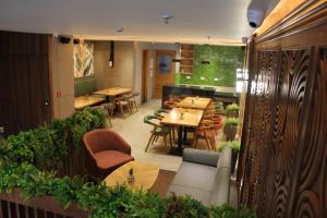 un ristorante con tavoli e sedie e una sala da pranzo di Anande (The Boutique Hotel) a Sohāna
