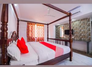 Un dormitorio con una cama con dosel y almohadas rojas. en Brahma Paradise , A heritage haveli, en Pushkar