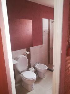 uma casa de banho com um WC e um lavatório em COQUENA Departamentos em La Rioja