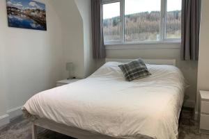 Postel nebo postele na pokoji v ubytování *STUNNING & SPACIOUS* 3 Bed House, 5min from Oban