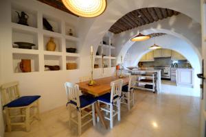 A kitchen or kitchenette at Les Maisons De Cappadoce