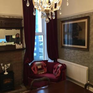 Mervue Apartment, 4 Causeway View, Portrush的休息区