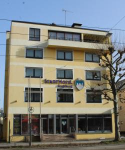 a building with a sign on the side of it at Stadthotel Augsburg in Augsburg